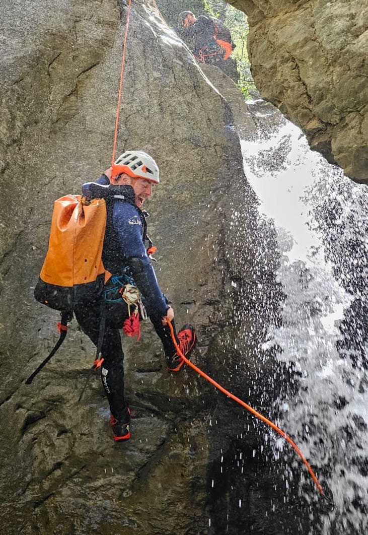Canyon débutant d'Héas avec Paidagogos. Baignade dans rivière de montagne.